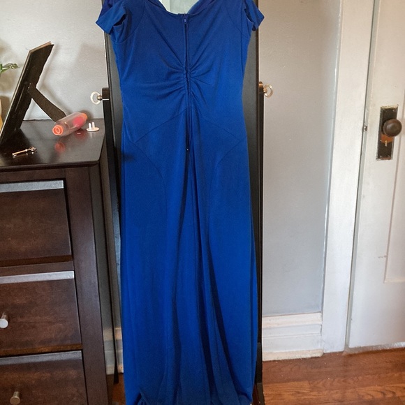 Size medium Dress has sideslip and shoulder details. V neck, but not too much - Picture 3 of 4